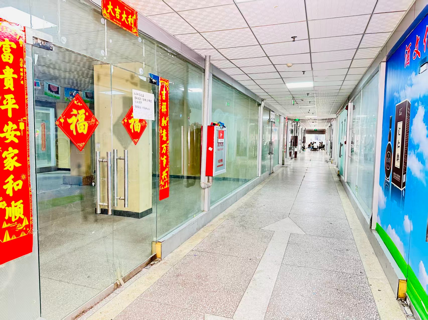 蓬莱路园区位于洛阳市老城区春都路商贸核心区域，周边商业氛围成熟，交通便利，配套完善。依托传统副食品商贸资源，园区具备良好的经营基础和人气优势，是企业办公、商品展示、批发零售及创业发展的理想选择。